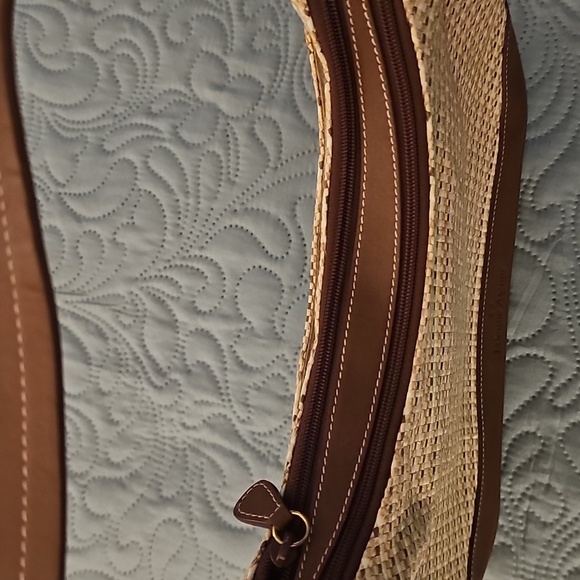 Etienne Aigner Elegant Tan and Brown Woven Shoulder Bag - Picture 5 of 6